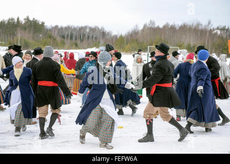 (160206)--KOHTLA-NOMME (Estnisch), 6. Februar 2016 (Xinhua)--Volkstänzer durchführen, während die "XII Ash Mountain Dance Celebration" in Kohtla-Nomme, nordöstlichen Estland am 6. Februar 2016. Mehr als eintausend Volkstänzer aus der ganzen Welt namens des Landes versammelten sich in Kohtla-Nomme XII Winter Dance Festival feiern "Ash Mountain Tanzfest", die in diesem Jahr das Chinese Lunar New Year fest gewidmet war. (Xinhua/Sergei Stepanov) Stockfoto