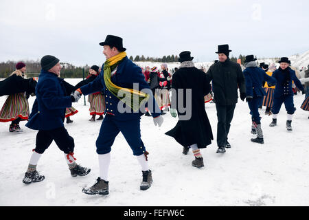 (160206)--KOHTLA-NOMME (Estnisch), 6. Februar 2016 (Xinhua)--Volkstänzer durchführen, während die "XII Ash Mountain Dance Celebration" in Kohtla-Nomme, nordöstlichen Estland am 6. Februar 2016. Mehr als eintausend Volkstänzer aus der ganzen Welt namens des Landes versammelten sich in Kohtla-Nomme XII Winter Dance Festival feiern "Ash Mountain Tanzfest", die in diesem Jahr das Chinese Lunar New Year fest gewidmet war. (Xinhua/Sergei Stepanov) Stockfoto