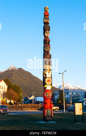 Totempfahl auf dem Display in der Innenstadt von Sitka, Alaska, USA. Stockfoto