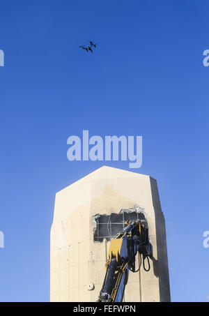 Los Angeles, Kalifornien, USA. 6. Februar 2016. Eine Drohne fliegt über die Sixth Street Bridge als eine 40-Stunden-Schließung der eine 2 1/2-Meile Strecke der Autobahn Hollywood (101) im Bereich Boyle Heights, Abriss der sechste Straße Überführung unterzubringen Samstag, 6. Februar 2016 in Los Angeles unterwegs war. Das Wahrzeichen Brücke, aus den 1930er Jahren wird aufgrund einer Verschlechterung verursacht durch eine chemische Reaktion im Beton ersetzt. Das $ 449 Millionen-Projekt um ein Ersatz Brücke, entworfen von Architekt Michael Maltzan, wird voraussichtlich frühestens 2019 abgeschlossen sein. (Kredit-Bild: © Ringo Chi Stockfoto