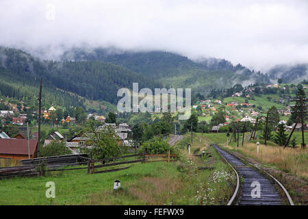 Schöne Aussicht von Vorokhta Dorf in Karpaten, Ukraine Stockfoto