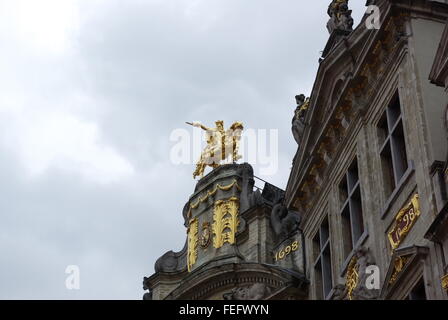 Goldene blätterte Statue von Karl von Lothringen auf einem Zunfthaus in La Grand Place, Brüssel Stockfoto