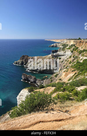 Sommer-Blick auf die Küste des Schwarzen Meeres in der Nähe von Kap Fiolent, Krim, Ukraine Stockfoto