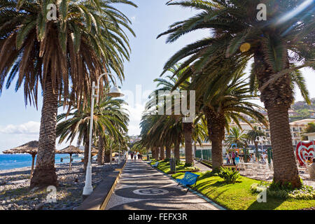 Menschen gehen an der Promenade Street in der Stadt Santa Cruz Insel Madeira, Portugal Stockfoto