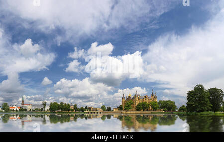 Panoramablick über Schwerin Altstadt mit Schloss (Schweriner Schloss) und See, Deutschland Stockfoto