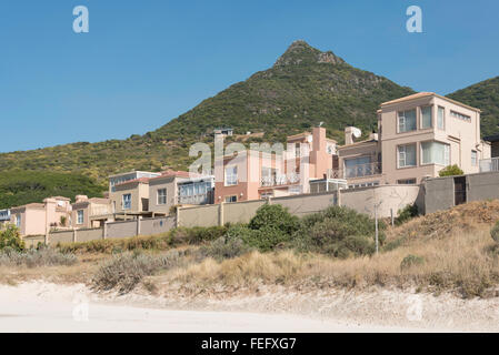 Apartments direkt am Strand, Hout Bay, Kap-Halbinsel, Stadtverwaltung von Kapstadt, Westkap, Südafrika Stockfoto