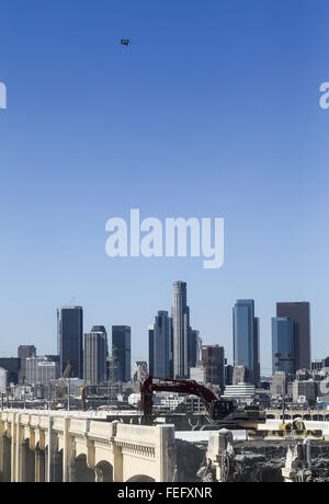 Los Angeles, Kalifornien, USA. 6. Februar 2016. Eine Drohne fliegt über die Sixth Street Bridge als eine 40-Stunden-Schließung der eine 2 1/2-Meile Strecke der Autobahn Hollywood (101) im Bereich Boyle Heights, Abriss der sechste Straße Überführung unterzubringen Samstag, 6. Februar 2016 in Los Angeles unterwegs war. Das Wahrzeichen Brücke, aus den 1930er Jahren wird aufgrund einer Verschlechterung verursacht durch eine chemische Reaktion im Beton ersetzt. Das $ 449 Millionen-Projekt um ein Ersatz Brücke, entworfen von Architekt Michael Maltzan, wird voraussichtlich frühestens 2019 abgeschlossen sein. (Kredit-Bild: © Ringo Chi Stockfoto