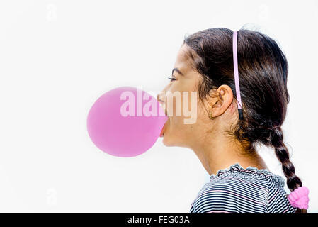 Profil von ein wunderschönes kleines Mädchen bläst Seifenblasen Stockfoto