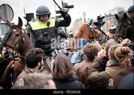 Flüchtling, Rassismus nicht willkommen! Demonstration, Amsterdam, Niederlande. Amsterdam, Niederlande. 06. Februar Riot Polizei kollidierte mit Demonstranten in Amsterdam als Unterstützer der Anti-Islam-Gruppe PEGIDA versucht, ihre ersten Protest in der niederländischen Hauptstadt abzuhalten. Nur etwa 200 PEGIDA Verfechter waren anwesend, in der Unterzahl durch Polizei und linken Demonstranten, die rief: "Flüchtlinge sind willkommen, Faschisten nicht!" Niederländische Polizei verhaftet mehrere Personen als Offiziere auf dem Pferderücken interveniert, um die zwei Gruppen von Demonstranten zu trennen. Bildnachweis: Romy Arroyo Fernandez/Alamy Live-Nachrichten. Stockfoto