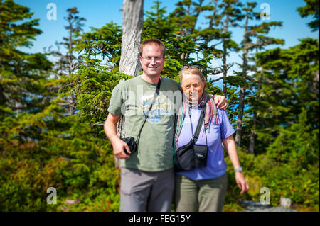 Mutter und Sohn Touristen aus der Schweiz genießen eine Wanderung am Hafen Berg in der Nähe von Sitka, Alaska, USA.  Fotografie von Jeffrey Wic Stockfoto