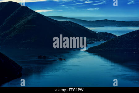 Sonnenaufgang in Bucht von Kotor, Perast, Montenegro Stockfoto