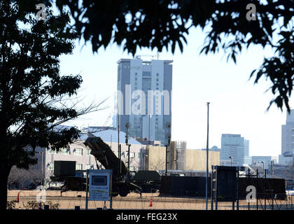 Tokio, Japan. 7. Februar 2016. Japanische Self-Defense Force (SDF) Patriot Advanced Capability-3 (PAC-3) Interceptor Trägerraketen werden in Tokio, Japan, am 7. Februar 2016 eingesetzt. Die japanische SDF dauerte keine Vernichtung, eine Rakete ins Leben gerufen von der Demokratischen Volksrepublik Korea (DVRK) früheren Sonntag Überschrift für die Ausrichtung des Japans südlichste Präfektur Okinawa. Die japanische Regierung ordnete seine SDF ankommende Raketen von der DVRK ins Leben gerufen, wenn sie Sicherheit Japans bedrohen zu unterbrechen. Anti-Rakete-Raketen wurden in Okinawa eingesetzt. © Ma Ping/Xinhua/Alamy Live-Nachrichten Stockfoto