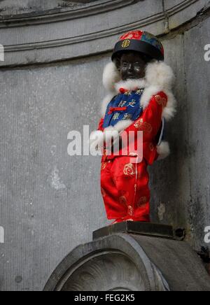 Brüssel. 6. Februar 2016. Foto aufgenommen am 6. Februar 2016 zeigt der Wahrzeichen Skulptur "Manneken Pis" gekleidet in traditionellen chinesische Kostüm, Chinese New Year in Brüssel, Hauptstadt von Belgien zu feiern. © Zhou Lei/Xinhua/Alamy Live-Nachrichten Stockfoto