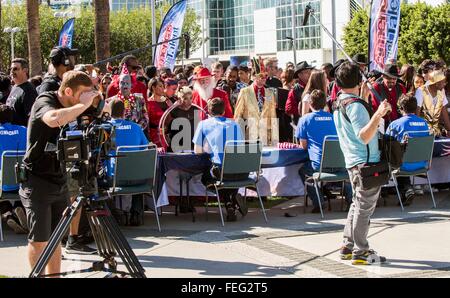 Los Angeles, CA, USA. 6. Februar 2016. Teilnehmer werden gefilmt, während der Registrierung bei den Los Angeles Auditions für die 11. Staffel der NBC-Show, America es Got Talent getroffen. © Brian Cahn/ZUMA Draht/Alamy Live-Nachrichten Stockfoto