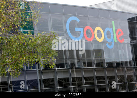 Ein Logo-Zeichen außerhalb der Hauptsitz von Google, auch bekannt als "Googleplex" in Mountain View, Kalifornien am 24. Januar 20 Stockfoto