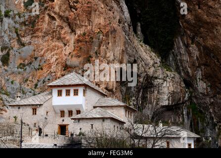 Blagaj muslimischer Sufi-Derwisch Stein Kloster Lodge eingebettet im Berghang Bosnien-Herzegowina Stockfoto
