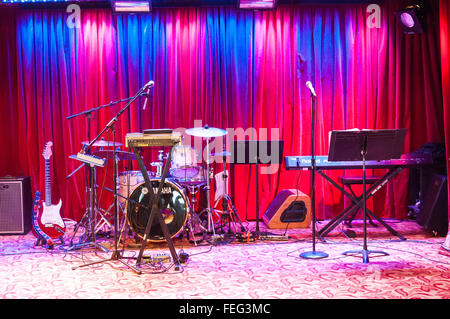 Musikinstrumente und sound-Equipment in Lounge auf Royal Caribbean Brilliance of the Seas Kreuzfahrt Schiff, Nordsee, Europa Stockfoto