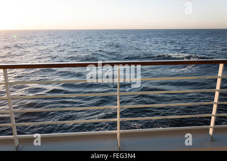 Blick auf Meer von Deck von Royal Caribbean "Brilliance of the Seas" Kreuzfahrt Schiff, Nordsee, Nordeuropa Stockfoto