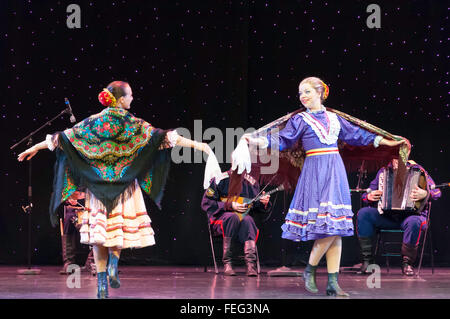 Russischen Folk Tänzerinnen in The Pacifica Theater, Royal Caribbean Brilliance of the Seas Kreuzfahrtschiff, Nordsee, Europa Stockfoto