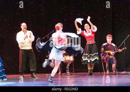 Russischen Folk Tänzerinnen in The Pacifica Theater, Royal Caribbean Brilliance of the Seas Kreuzfahrtschiff, Nordsee, Europa Stockfoto