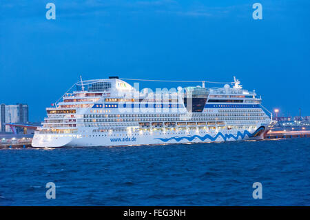 AIDA Diva Kreuzfahrtschiff in der Abenddämmerung, Hafen von Saint Petersburg, Nordwesten, Russische Föderation Stockfoto