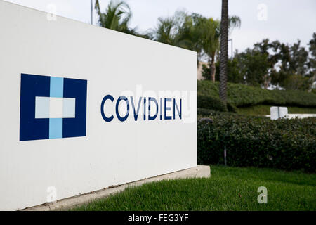 Ein Logo Zeichen außerhalb einer Einrichtung von Covidien in Carlsbad, Kalifornien am 30. Januar 2016 besetzt.