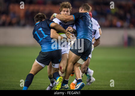 Houston, TX, USA. 6. Februar 2016. USAS Blaine Scully (15) ist von Argentiniens Toms Carri(11) und Argentiniens Juan Cappiello(13) während der 1. eingewickelt Hälfte ein Rugby zwischen Argentinien und den USA in der Nord-und Südamerika Rugby Meisterschaft BBVA Compass-Stadion in Houston, TX Spiel. Trask Smith/CSM/Alamy Live-Nachrichten Stockfoto