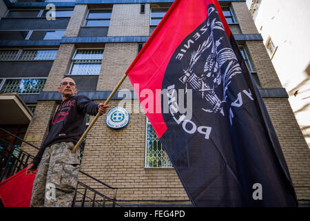 London, UK. 6. Oktober 2013. Mitglieder der polnischen nationalistischen Rechtsextremen "Nationalen Wiedergeburt von Polen" protestieren vor der griechischen Botschaft zu fordern die Freilassung von Nikos Michaloliakos der Führer der Golden Dawn, Griechenlands rechten extremistischen Partei, der von den griechischen Behörden am 28. August 2013 verhaftet wurde Credit: Guy Corbishley/Alamy Live News Stockfoto