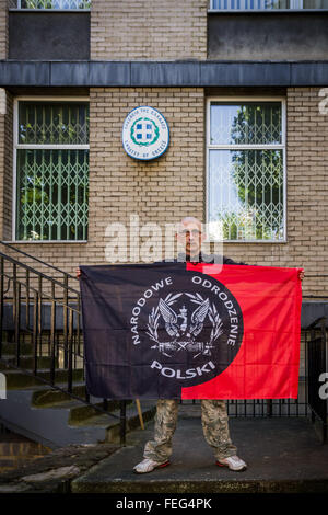 London, UK. 6. Oktober 2013. Mitglieder der polnischen nationalistischen Rechtsextremen "Nationalen Wiedergeburt von Polen" protestieren vor der griechischen Botschaft zu fordern die Freilassung von Nikos Michaloliakos der Führer der Golden Dawn, Griechenlands rechten extremistischen Partei, der von den griechischen Behörden am 28. August 2013 verhaftet wurde Credit: Guy Corbishley/Alamy Live News Stockfoto