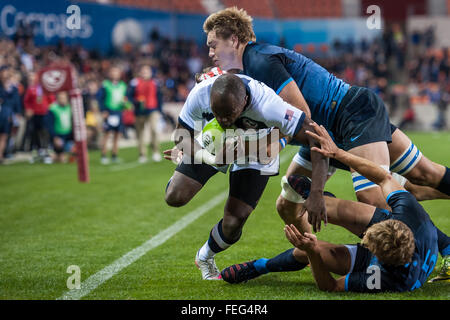 Houston, TX, USA. 6. Februar 2016. Argentiniens Rodrigo Bez(6) schiebt USAs Takudzwa Ngwenya(14) außerhalb des zulässigen Bereichs während der 1. Hälfte ein Rugby-Spiel zwischen Argentinien und den USA in der Nord-und Südamerika Rugby Meisterschaft BBVA Compass Stadium in Houston, Texas. Trask Smith/CSM/Alamy Live-Nachrichten Stockfoto