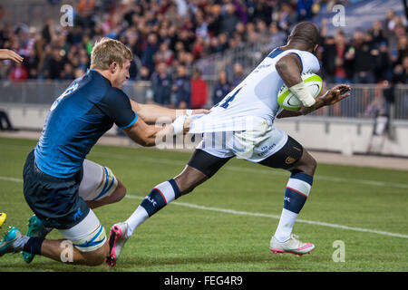 Houston, TX, USA. 6. Februar 2016. USAS Takudzwa Ngwenya(14) punktet ein Versuch während Argentiniens Santiago Montagner (8) während der 1. Hälfte ein Rugby zwischen Argentinien und den USA in der Nord-und Südamerika Rugby Meisterschaft BBVA Compass-Stadion in Houston, TX Spiel packte sein. Trask Smith/CSM/Alamy Live-Nachrichten Stockfoto