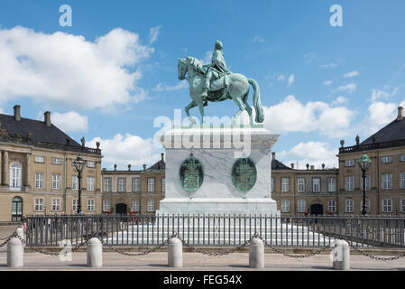 Statue von Friedrich V., Amalienborg-Schlossplatz, Kopenhagen (Kobenhavn), Königreich Dänemark Stockfoto