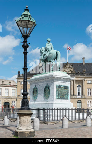 Statue von Friedrich V., Amalienborg-Schlossplatz, Kopenhagen (Kobenhavn), Königreich Dänemark Stockfoto