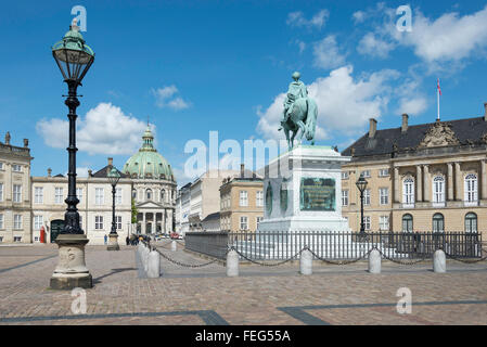 Statue von Friedrich V. mit der Frederikskirche, dem Schloss Amalienborg, Kopenhagen (Kobenhavn), dem Königreich Dänemark Stockfoto