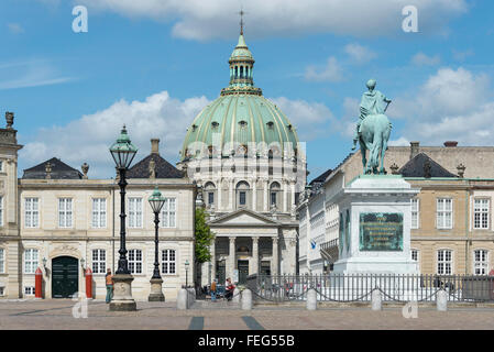 Statue von Friedrich V. mit der Frederikskirche, dem Schloss Amalienborg, Kopenhagen (Kobenhavn), dem Königreich Dänemark Stockfoto