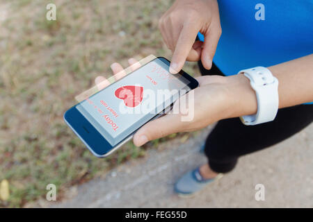 Sport Frau Touch Smartphone transparente Darstellung Zukunftstechnologie Konzept Stockfoto