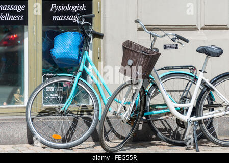 Fahrräder geparkt durch Wand, Admiralkaj, Toldbodgade, Kopenhagen (Kobenhavn), Königreich Dänemark Stockfoto