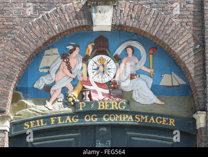 Marine Gipsrelief aus dem 18. Jahrhundert über dem Eingang, Nyhavn, Kopenhagen (Kobenhavn), Königreich Dänemark Stockfoto