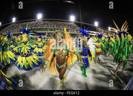 Rio De Janeiro, Brasilien. 6. Februar 2016. Paraiso Tuiuti Samba-Schule Tänzer während des Karnevals in der Marques de Sapucai Sambadrome in Rio De Janeiro, Brasilien, 6. Februar 2016. © AGENCIA ESTADO/Xinhua/Alamy Live-Nachrichten Stockfoto