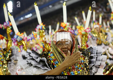 Sao Paulo, Brasilien. 6. Februar 2016. Tänzerinnen und Tänzer des Academicos tun Tucuruvi, während des Karnevals in Anhembi Sambadrome, in Sao Paulo, Brasilien, 6. Februar 2016 in der Samba-Schulen-Parade durchführen. © Rahel Patras/Xinhua/Alamy Live-Nachrichten Stockfoto