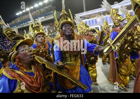 Sao Paulo, Brasilien. 6. Februar 2016. Imperio da Casa Verde, Tänzer in der Samba-Schulen-Parade während des Karnevals in Anhembi Sambadrome, in Sao Paulo, Brasilien, 6. Februar 2016. © Rahel Patras/Xinhua/Alamy Live-Nachrichten Stockfoto