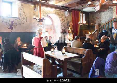 Innere des Olde Hansa mittelalterliches Restaurant, Altstadt, Tallinn, Harjumaa, Estland Stockfoto