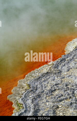 Champagne Pool in die atemberaubende und erstaunliche geothermischen Landschaft von Wai-O-Tapu Thermalbereich, Rotorua, Neuseeland. Stockfoto