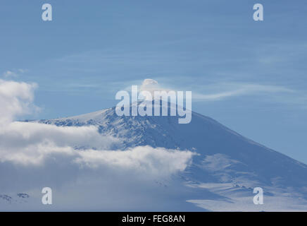 (160207)--"XUELONG" Eisbrecher, 7. Februar 2016 (Xinhua)--Foto aufgenommen am 6. Februar 2016 zeigt Wolken über den Mount Erebus auf der Ross-Insel in der Antarktis. Der chinesische Eisbrecher "Xuelong" oder Snow Dragon, erreicht der Ross-See für die wissenschaftliche Forschung. (Xinhua/Zhu Jichai) (mp) Stockfoto