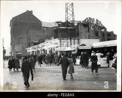 1953 - dieses Bild wurde in der '' Pots-Damer Straße '' in West-Berlin übernommen. Viele Menschen aus Ost-Berlin die Grenze überqueren und kaufen was sie wollen. Keine Lieferungen gibt es in ihrem eigenen Sektor. © Keystone Bilder USA/ZUMAPRESS.com/Alamy Live-Nachrichten Stockfoto