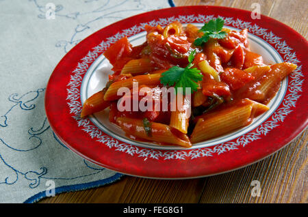 FRA Diavolo-Sauce und Penne Nudeln. Tomatenbasis und Chilischoten für Gewürz verwenden. Italienisch-amerikanische Küche Stockfoto