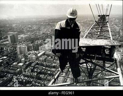 1983 - himmelhohen Jim - der Mann an die Spitze: Mit sicher Füße und einen kühlen Kopf bekommt Jimmy Wheelan nach unten zu arbeiten - 635-Füße. Als Kranführer auf das neue Museum Telefonzentrale und Funkturm aus London Tottenham Court Road hat er die Stadt Top-Job. Gestern erreichte er die Höhe des Erfolgs - das Richtfest, die die Fertigstellung des Rohbaus gekennzeichnet. Für Jimmy, 52-j hrige Ire, bedeutete dies das Ende eines Three-Year-Old-Jobs, in denen er bis 15.000 Tonnen Zement, Stahl und Glas gehisst hat. Das Ergebnis ist ein runder Turm - gebaut für die Post -, die mehr als 250-Füße t Stockfoto