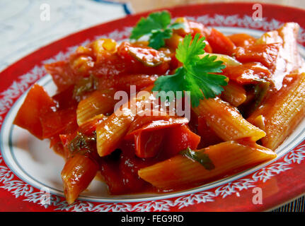 FRA Diavolo-Sauce und Penne Nudeln. Tomatenbasis und Chilischoten für Gewürz verwenden. Italienisch-amerikanische Küche Stockfoto