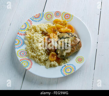 Aprikose und Mandel-Tajine - marokkanische Hühnchen-Tajine mit Aprikosen, Couscous Stockfoto
