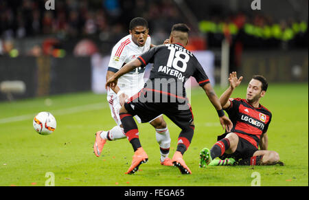 BayArena Leverkusen, Deutschland 6..2.2016, deutsche Fußball Bundesliga Spieltag 20 2015/16, Bayer 04 Leverkusen vs FC Bayern MŸnchen (München Munchen, Muenchen)---von links: Douglas Costa (Bayern), Wendell (Leverkusen), Hakan Calhanoglu (Leverkusen) Stockfoto